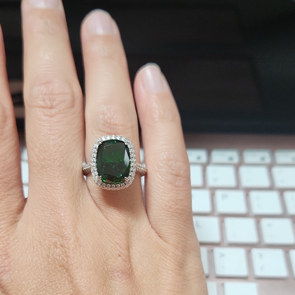 Vintage-Inspired Green and Silver Ring with Decorative Halo